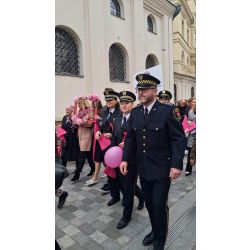 Dwie strażniczki oraz strażnik idący w marszu